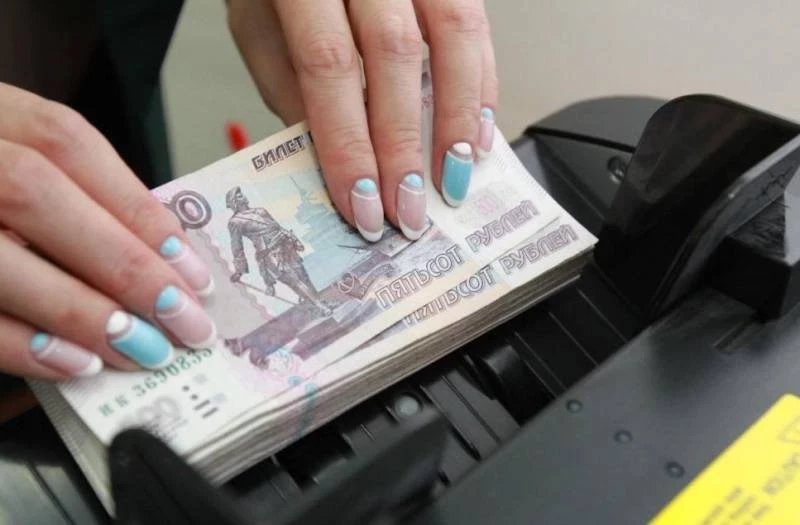 Власти предлагают увеличить зарплаты чиновникам: эксперты против