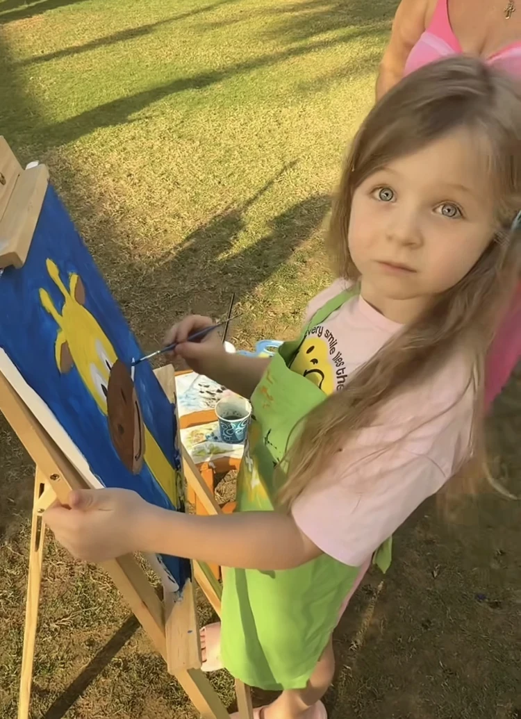 Лазарев показал, как его дети отдыхают в Дубае: сын играет в футбол, а дочь танцует под Sigma Boy