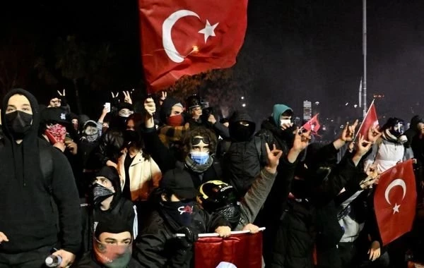 В Турции продолжаются масштабные протесты: туристам рассказали о ситуации в Анталье