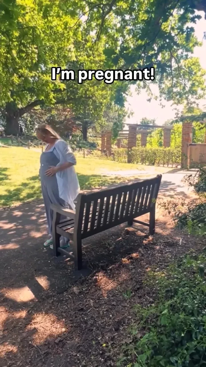 Участница популярной в 2000-х группы Atomic Kitten впервые станет мамой в 44 года