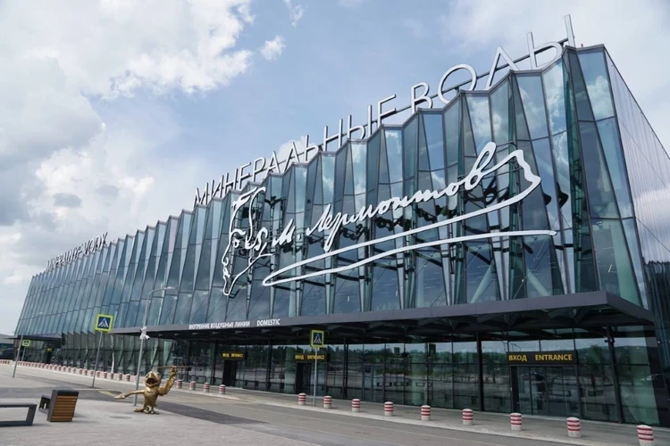 С десяток нарядов, пулеметная лента и искры из гитары: что случилось на концерте SHAMAN в Ессентуках