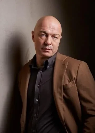 "Вот кому надо продавать курсы по перезапуску себя". В сети обсуждают брак владельца "Эксмо" с экс-участницей "Дома 2"