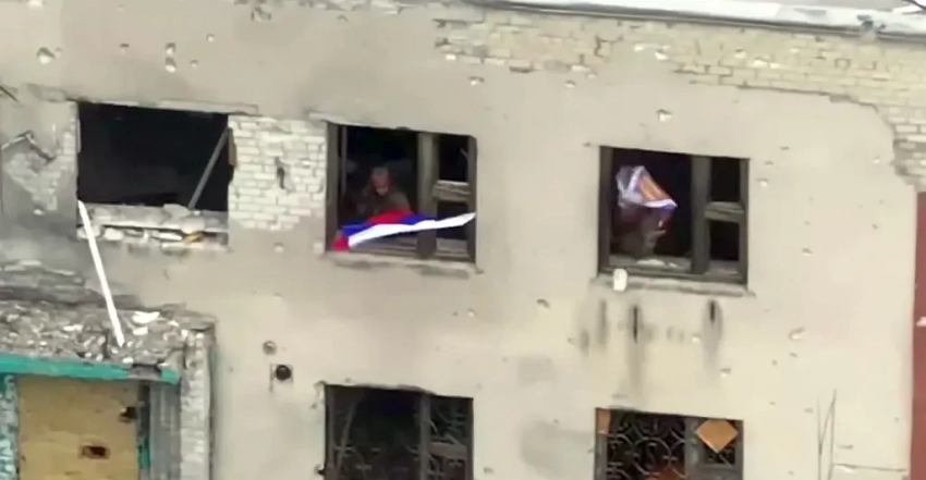 Показаны кадры водружения российского флага в освобождённой Старой Николаевке в ДНР