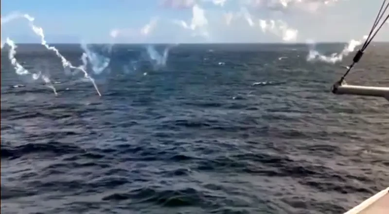 Показано видео отстрела тепловых ловушек Су-24 ВКС РФ над кораблём ВМС США в Балтийском море