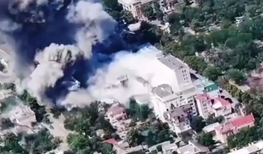 Опубликованы кадры вчерашних прилётов КАБов по штабу ВСУ в здании МВД в Херсоне