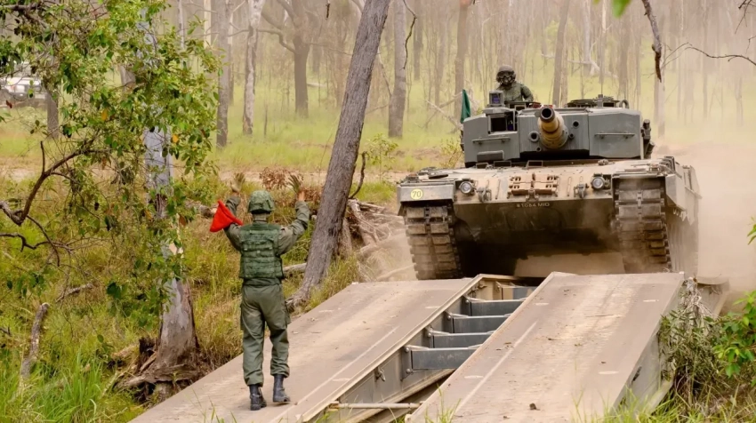 «Ранее такая неисправность не возникала»: танк Leopard 2SG армии Сингапура попал в аварию на параде